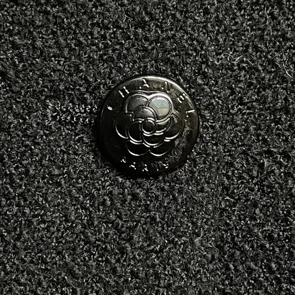 CHANEL 03C Black Cropped Bouclé Jacket (Style P20335V11746) | Military S FR 36 - Picture 5 of 15